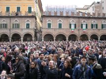 Folla in Piazza del Popolo