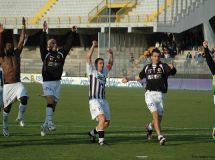 Giocatori sotto le curva a fine gara (Ph. Andrea Giammusso)