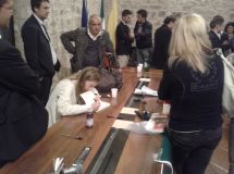 L'ex ministro autografa alcuni libri