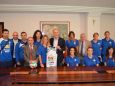 Il presidente Celani con le ragazze del Pagliare Volley
