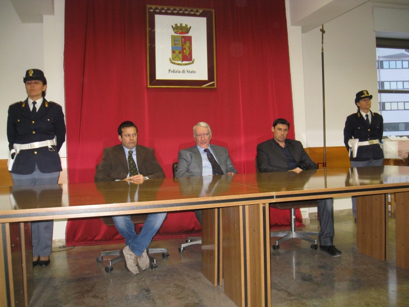 Al centro i questore di Ascoli Giuseppe Fiore durante la conferenza stampa