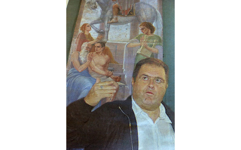 Il preside Arturo Verna davanti al dipinto di Aldo Castelli con il ritratto di Mussolini (da ascolipiceno.anpi.it)