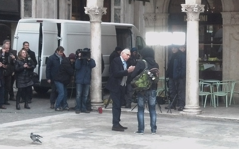 Pippo Baudo in Piazza del Popolo per la trasmissione In Viaggio con Giovanni Allevi davanti al Caffè Meletti