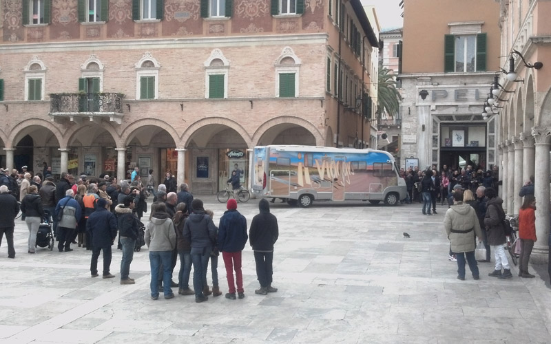 Pippo Baudo in Piazza del Popolo per la trasmissione In Viaggio, con Giovanni Allevi, folla che assiste