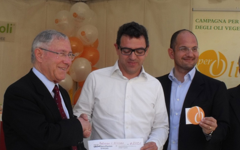 L'assegno di 2 mila euro donato da Adriatica Oli all'Emporio della Carità