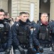Poliziotti si tolgono il casco in Piazza Castello, a Torino, 9 dicembre (fotogramma ilfattoquotidiano)