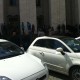 Folla fuori dal tribunale