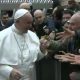 Papa Francesco incontra i terremotati (foto tratta da Twitter Catholic Sat)