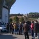 Persone all'esterno della chiesa di San Paolo, 12 marzo