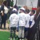 I piccoli indossano la t-shirt 