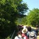 Persone camminano per raggiungere Spelonga