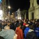 I tifosi sotto la sede, sono tantissimi. Diversi in strada. 23 novembre