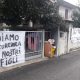 Pagliare, striscioni contro i migranti in via Tevere 17