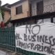 Pagliare, striscioni contro i migranti in via Tevere 18