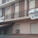Pagliare, striscioni contro i migranti in via Tevere 21