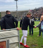 Il Presidente Bellini a bordo campo saluta Rosseti (foto Ascoli Picchio)