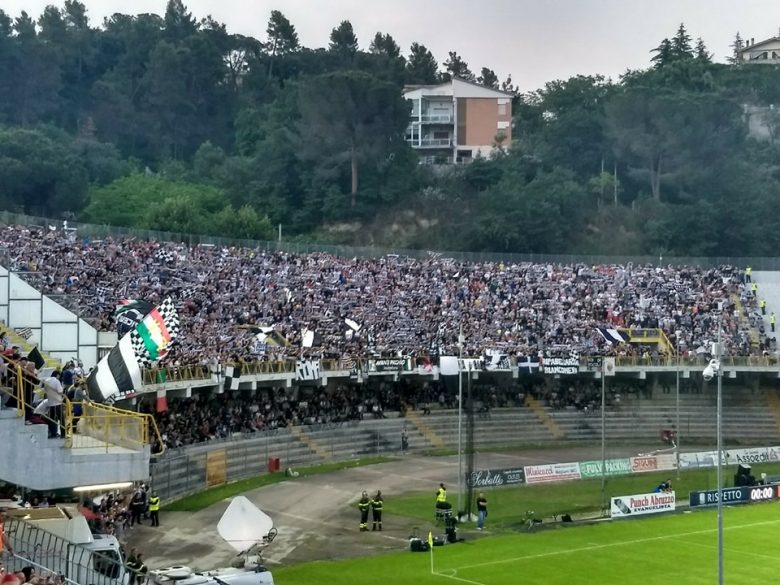 Curva Nord Ascoli Vs Entella (foto Roberto Testadura)