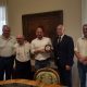 Consegna di una targa al sindaco Castelli da parte della Fitarco