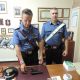 I carabinieri mostrano la pistola sequestrata al 57enne di Offida (foto Comando Provinciale)
