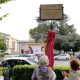 Castelli osserva la lapide per Walter Scalabroni, partigiano diventato Artigiano