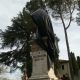 la statua di Cecco coperta prima del taglio del nastro
