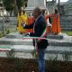 il sindaco Castelli taglia il nastro davanti alla statua