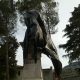 il taglio del telo che copre la statua