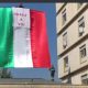 La grande bandiera dell'Italia con la scritta 