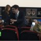 Riccardo Scamarcio stringe mani al cinema Odeon di Ascoli. Sullo sfondo Benedetta Porcaroli